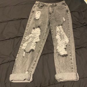 Cute mom jeans that are in great shape.Grey and black with white flames pockets.